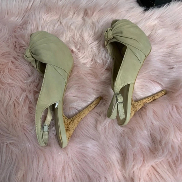 A.CO WOMANS BEIGE SIZE 10 with cork on base and heel look amazing - Picture 6 of 11